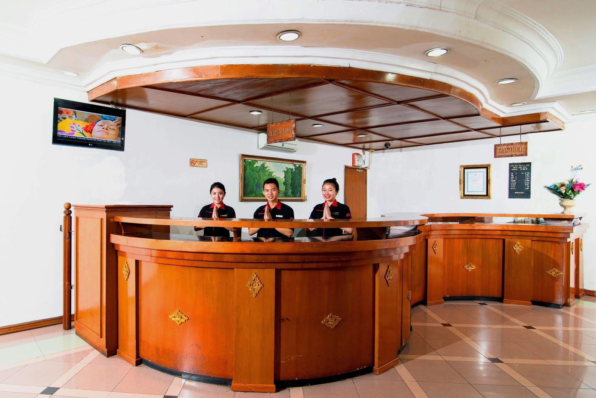 Puri Jaya Hotel *